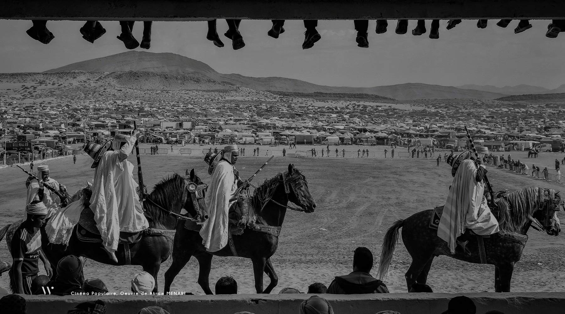 des cavaliers en habites traditionnels algériens sur leurs chevaux  pendant une fantasia en Algérie 