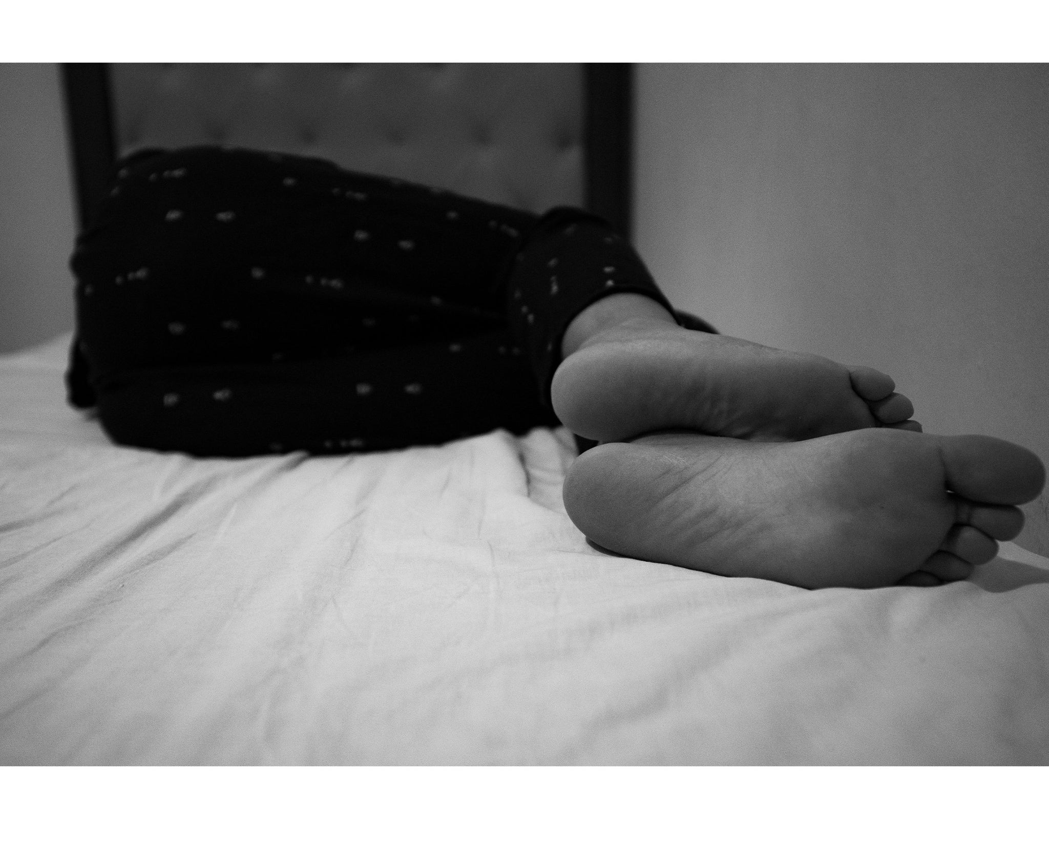 Une photo représentant couché sur un lit pour sa sieste 