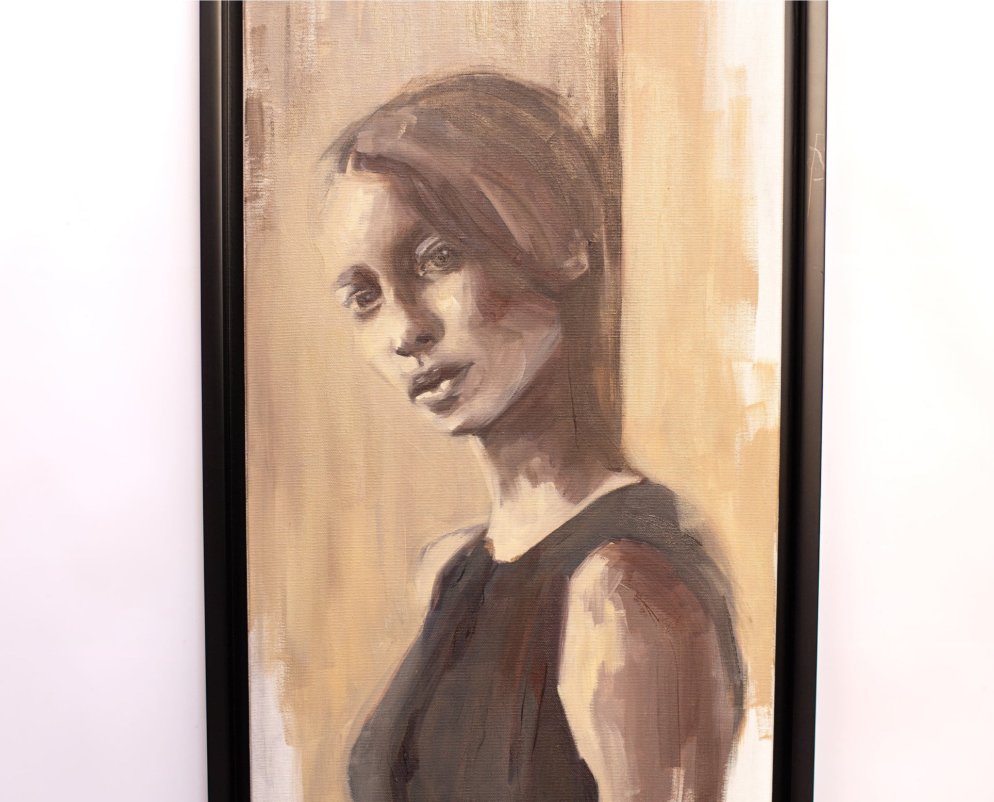 Zoom sur Oeuvre représentant une femme seule au couleur terne , tonalité de beige de gris et de marron en fin de journée