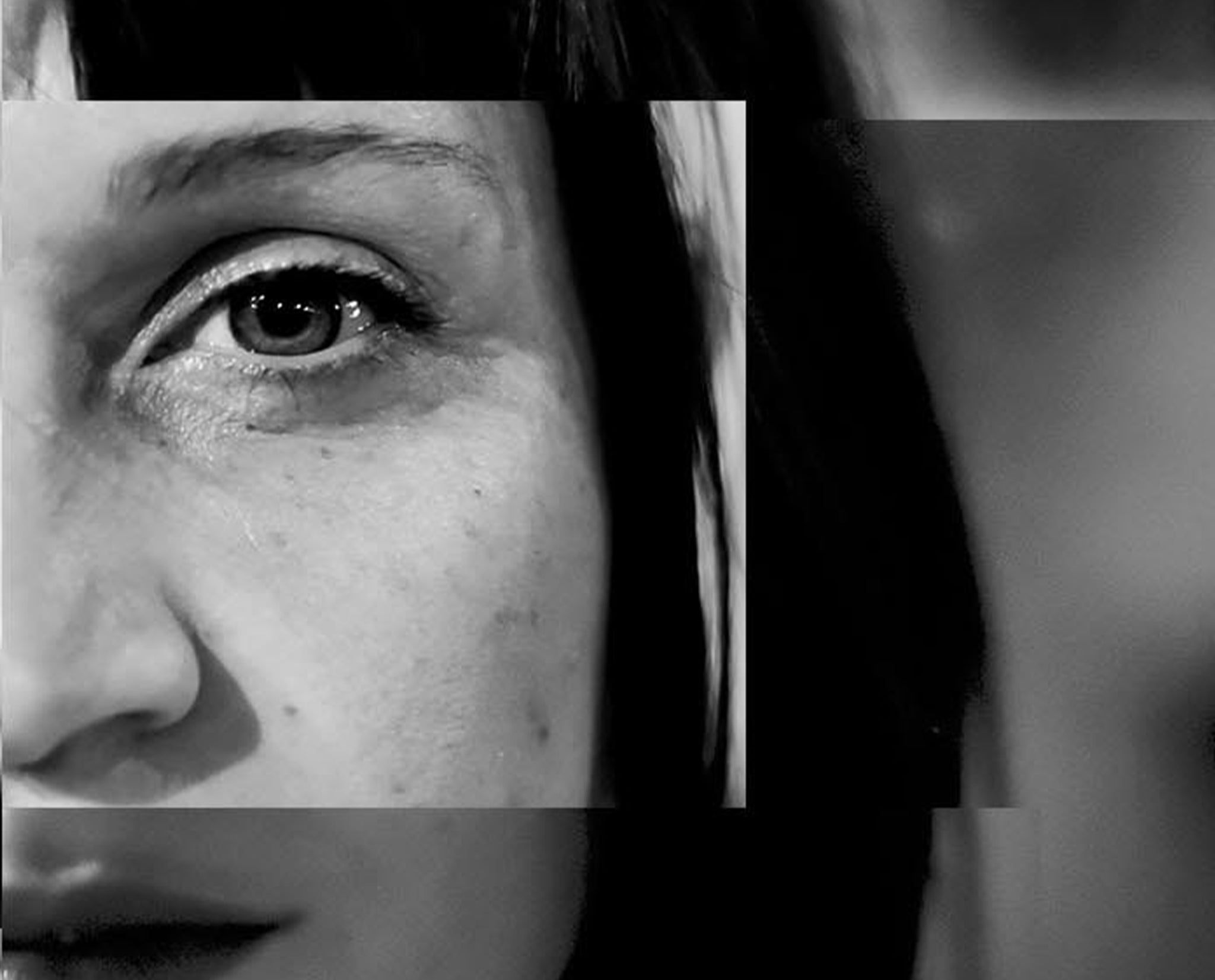 Photo d'un oeil d'une femme en noir et blanc 